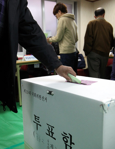 제19대 국회의원선거 당일인 11일 오전 서울시 노원구 공릉2동 제5투표소에서 주민들이 투표를 하고 있다.