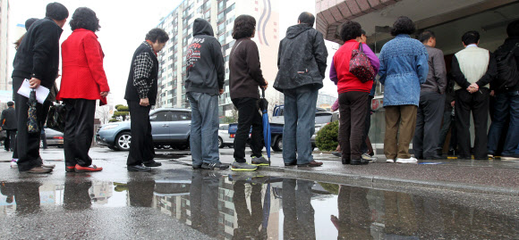 제19대 국회의원 선거일인 11일 오전 인천시 남구 용현동 용현여중에 마련된 용현5동 제6투표소 앞에서 궂은 날씨에도 불구하고 투표소를 찾은 유권자들이 길게 줄서고 있다.