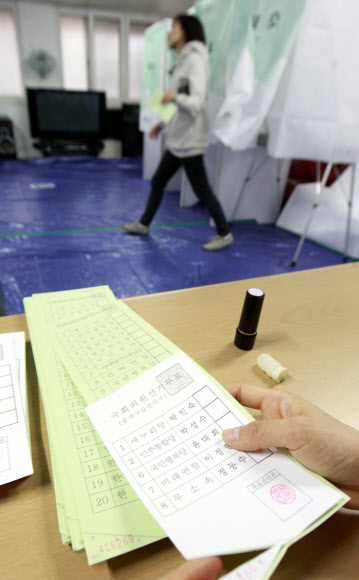 제19대 국회의원 선거 날인 11일 오전 서울 송파구 잠실4동에 마련된 한 투표소에서 한 시민을 투표를 하고 나오고 있다.