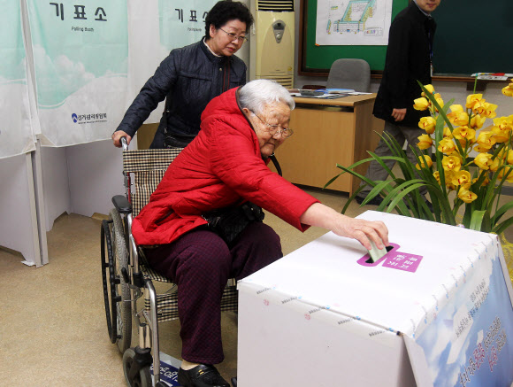 19대 국회의원 선거일인 11일 오전 서울 노원구 월계동 녹천중학교에 마련된 월계3동 제9투표소에서 주민들이 투표를 하고 있다.