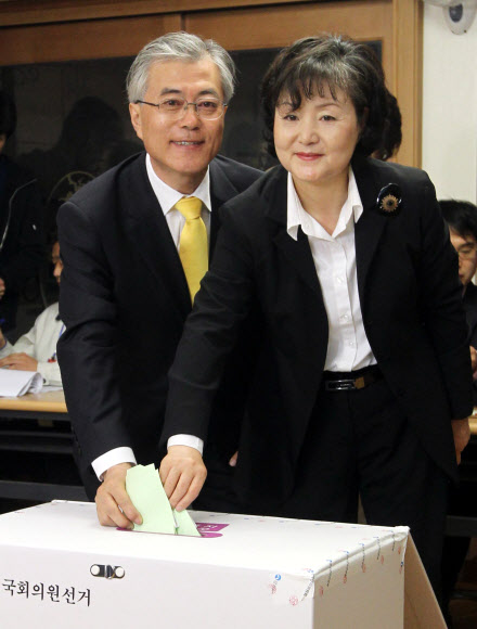 부산사상 선거구에 출마한 민주통합당 문재인 후보가 11일 부산 사상구 엄궁롯데캐슬에 설치된 투표소에서 아내 김정숙씨와 함께 투표하고 있다.