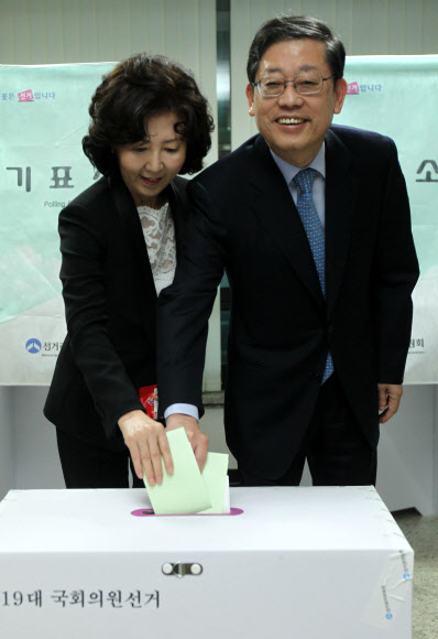 김황식 총리 내외가 11일 오전 서울 종로구 삼청동 투표소에서 제19대국회의원선거에 한표를 행사하고 있다.
