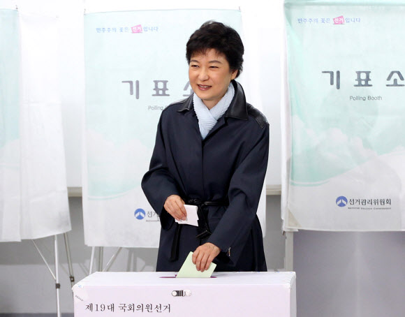 11일 오전 대구 달성군 화원고등학교 도서관에 설치된 투표소에서 새누리당 박근혜 중앙선대위원장이 한표를 행사하고 있다.