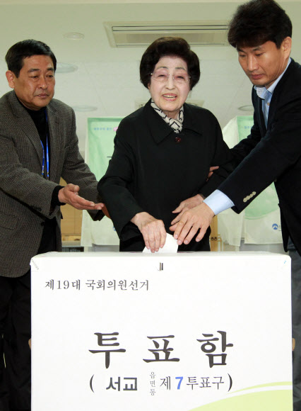 제19대 국회의원 선거일인 11일 오전 이희호 여사가 서울 마포구 노고산동 신촌 성결교회에서 투표를 하고 있다.