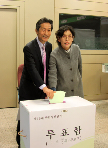 경남 사천ㆍ남해ㆍ하동 강기갑 야권 단일후보가 트레이드마크인 두루마기가 아닌 양복을 입고 부인 박영옥 씨와 사천농협에서 투표하고 있다.