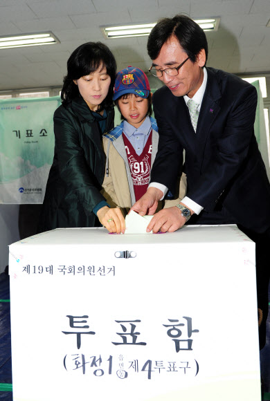 유시민 통합진보당공동대표와 부인 한경혜씨, 아들 유지헌군이 함께 고양시 덕양구 화정동 제3투표소에서 투표를 하고 있다.
