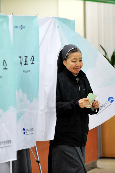 총선일인 11일 광주 남구 송암동 제1투표소에서 광주 까리따스수녀회의 한 수녀가 기표를 한 후 아주 흡족한 표정으로 기표소를 나오고 있다.