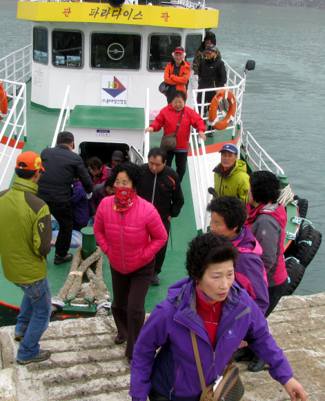 11일 오전 전남 신안군 흑산면 홍도 2구 주민들이 투표를 하기 위해 신안군 선관위가 마련한 120t급 유람선 파라다이스호를 타고 홍도1구 선착장에 서둘러 내리고 있다.