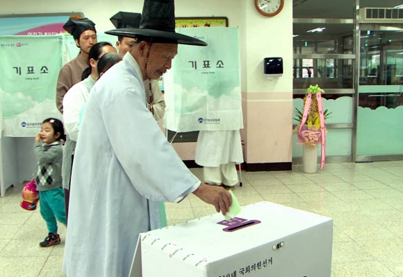 19대 총선일인 11일 충남 논산시 연산면 한학마을 내 양지서당 관계자들이  연산초등학교에 마련된 투표소에서 기표용지를  투표함에 넣고 있다.