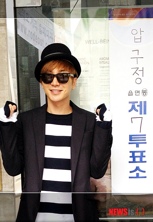 19대 국회의원선거일인 11일 오전 서울 강남구 압구정동 제7투표소 앞에서 가수 이특이 투표인증샷을 찍고 있다.