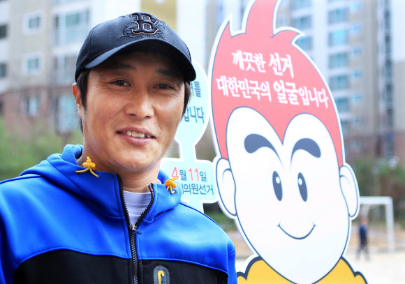 제19대 국회의원선거 홍보대사 김병만이 11일 오후 서울 양천구 내발산동 수명초등학교에 마련된 투표소를 향하고 있다. 연합뉴스