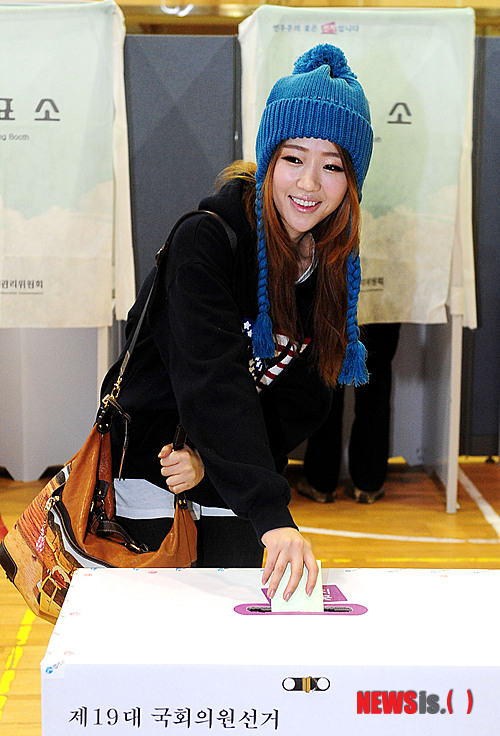 19대 국회의원선거가 실시된 11일 오전 그룹 달샤벳의 지율이 서울 마포구 상암동 제4투표소에서 투표를 하고 있다.