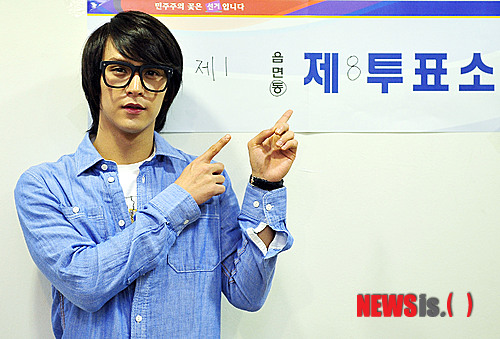 제19대 국회의원선거날인 11일 오후 서울 강동구 암사동 제8투표소에서 그룹 비스트의 손동운이 투표를 마치고 기념촬영을 하고 있다.