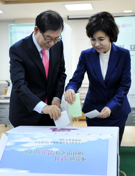 박원순 서울시장이 11일 오전 서울 종로구 혜화동 제2투표소에서 부인 강난희씨와 함께 소중한 한표를 행사하고 있다.