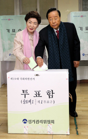 김영삼 전(前) 대통령이 11일 오전 서울 동작구 강남초등학교에 마련된 투표소에서 투표하고 있다.