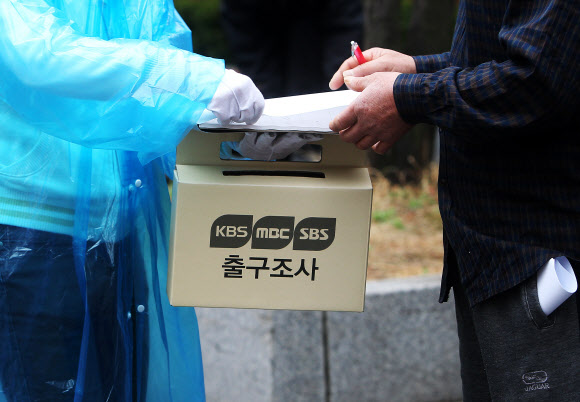 19대 국회의원 선거일인 11일 오전 서울 동대문구 이문2동 제5투표소에서 출구조사원들이 출구조사를 하고 있다.