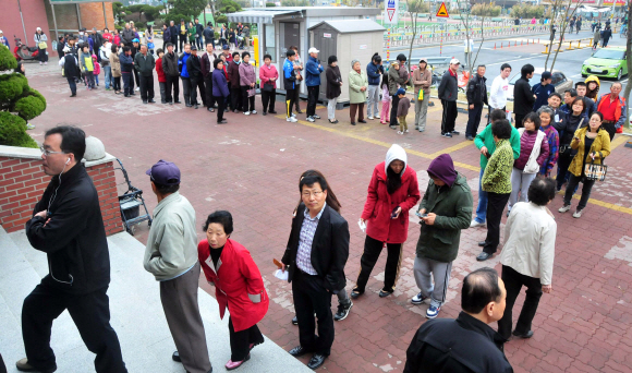 세종시 ‘뜨거운 관심’  11일 충남 연기군 조치원읍 제7투표소를 찾은 시민들이 투표를 위해 길게 줄지어 서 있다.  연기 뉴시스