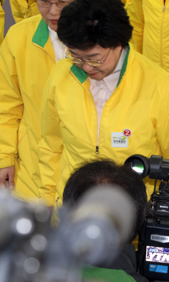 민주통합당 한명숙 대표가 11일 오후 영등포 당사 선거종합상황실에서 고개를 숙인 채 출구조사 발표 방송을 지켜보고 있다. 안주영기자 jya@seoul.co.kr