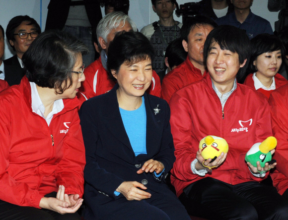 박근혜(가운데) 새누리당 선거대책위원장이 11일 오후 서울 여의도 당사에서 개표 방송을 지켜보며 이준석 비대위원(오른쪽)과 밝은 표정으로 대화를 나누고 있다. 김명국기자 daunso@seoul.co.kr