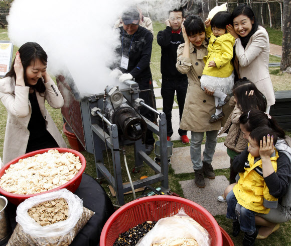13일 서울 강남구 현대백화점 압구정본점 옥상공원에서 ‘추억의 뻥튀기와 함께 하는 나눔 기부’ 행사를 하고 있다.  연합뉴스