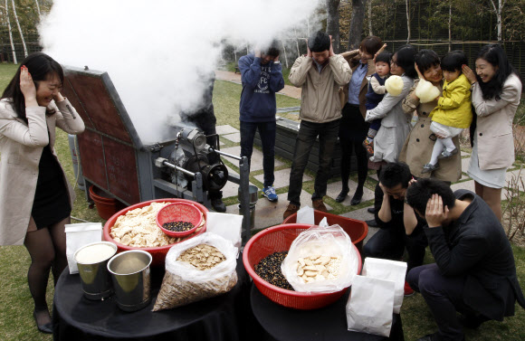13일 서울 강남구 현대백화점 압구정본점 옥상공원에서 ‘추억의 뻥튀기와 함께 하는 나눔 기부’ 행사를 하고 있다.  연합뉴스