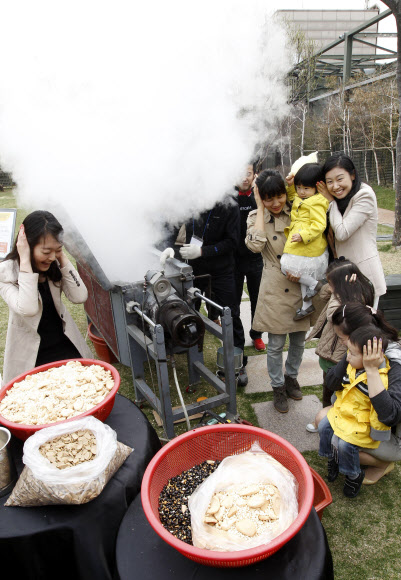 13일 서울 강남구 현대백화점 압구정본점 옥상공원에서 ‘추억의 뻥튀기와 함께 하는 나눔 기부’ 행사를 하고 있다.  연합뉴스