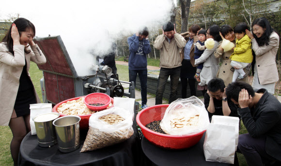 13일 서울 강남구 현대백화점 압구정본점 옥상공원에서 ‘추억의 뻥튀기와 함께 하는 나눔 기부’ 행사를 하고 있다.  연합뉴스