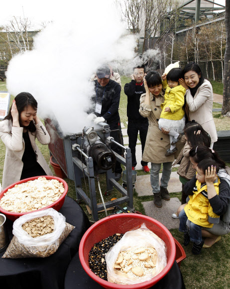 13일 서울 강남구 현대백화점 압구정본점 옥상공원에서 ‘추억의 뻥튀기와 함께 하는 나눔 기부’ 행사를 하고 있다.  연합뉴스