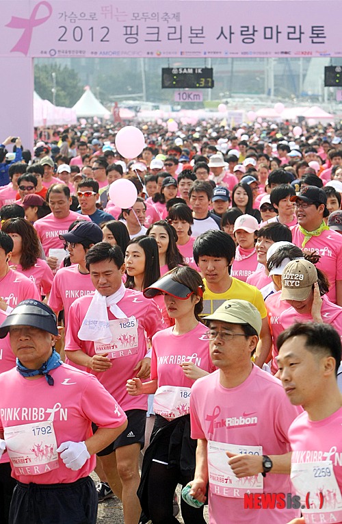 15일 오전 부산 해운대구 수영만 요트경기장에서 열린 ‘2012 핑크리본 사랑 마라톤 대회’에 참가한 시민 5000여 명이 유방암 예방을 뜻하는 핑크색 옷을 입고 출발신호에 맞춰 달리고 있다.
