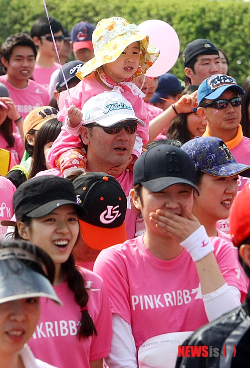 15일 오전 부산 해운대구 수영만 요트경기장에서 열린 ‘2012 핑크리본 사랑 마라톤 대회’에 참가한 시민 5000여 명이 유방암 예방을 뜻하는 핑크색 옷을 입고 출발신호에 맞춰 달리고 있다.