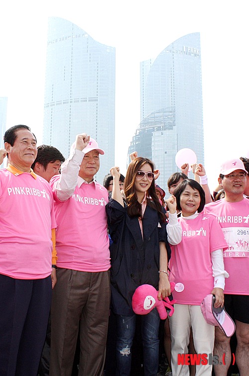 15일 오전 부산 해운대구 수영만 요트경기장에서 열린 ‘2012 핑크리본 사랑 마라톤 대회’에 참가한 홍보모텔 배우 고소영이 출발 전 참가자들과 함께 기념사진을 찍고 있다.