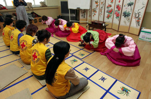 베트남, 중국, 태국, 우즈베키스탄 등 각 국에서 온 결혼이주여성들이 16일 경기도 의정부 신곡중학교에서 한국전통 예절을 배우고 있다. 연합뉴스