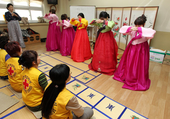 베트남, 중국, 태국, 우즈베키스탄 등 각 국에서 온 결혼이주여성들이 16일 경기도 의정부 신곡중학교에서 한국전통 예절을 배우고 있다. 연합뉴스