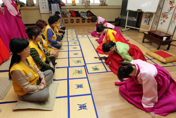 베트남, 중국, 태국, 우즈베키스탄 등 각 국에서 온 결혼이주여성들이 16일 경기도 의정부 신곡중학교에서 한국전통 예절을 배우고 있다. 연합뉴스