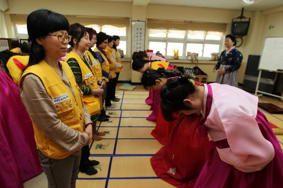 베트남, 중국, 태국, 우즈베키스탄 등 각 국에서 온 결혼이주여성들이 16일 경기도 의정부 신곡중학교에서 한국전통 예절을 배우고 있다. 연합뉴스
