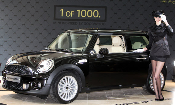 프리미엄 소형차 브랜드 MINI가 영국 혈통의 두 전통카의 만남으로 화제를 모은 MINI Goodwood 출시 행사를 하고 있다.  연합뉴스