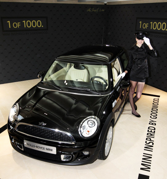 프리미엄 소형차 브랜드 MINI가 영국 혈통의 두 전통카의 만남으로 화제를 모은 MINI Goodwood 출시 행사를 하고 있다.  연합뉴스
