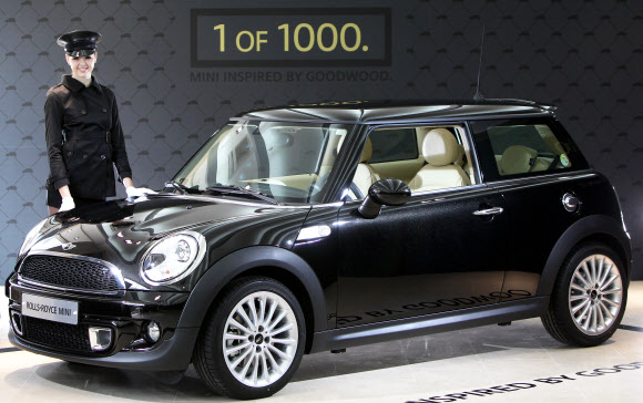 프리미엄 소형차 브랜드 MINI가 영국 혈통의 두 전통카의 만남으로 화제를 모은 MINI Goodwood 출시 행사를 하고 있다.  연합뉴스