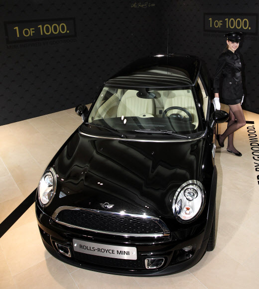 프리미엄 소형차 브랜드 MINI가 영국 혈통의 두 전통카의 만남으로 화제를 모은 MINI Goodwood 출시 행사를 하고 있다.  연합뉴스