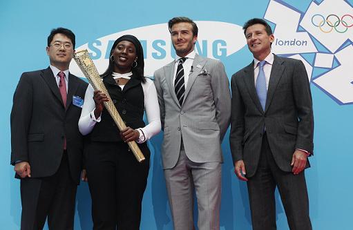삼성의 런던올림픽 글로벌 홍보대사인 영국 출신 프로축구 선수 데이비드 베컴(오른쪽 두 번째)이 권계현(왼쪽) 삼성전자 스포츠마케팅담당 상무 등 런던올림픽 관계자들과 기념촬영을 하고 있다. 삼성전자 제공