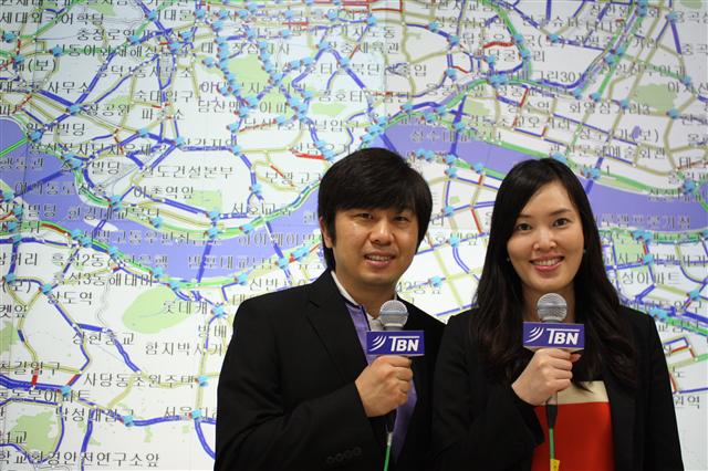 TBN한국교통방송에서 뉴스를 전하고 있는 홍순혁(왼쪽)·김세나 아나운서.
