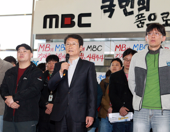 문성근(가운데) 민주통합당 대표권한대행이 17일 MBC노조 파업현장을 찾아 발언을 하고 있다. 김명국기자 daunso@seoul.co.kr