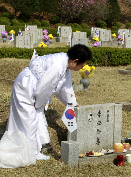 제52회를 맞은 4.19 혁명 기념일인 19일 오전 서울 강북구 수유동 국립 4.19 민주묘지에서 희생자의 유족들이 참배하고 있다. 연합뉴스