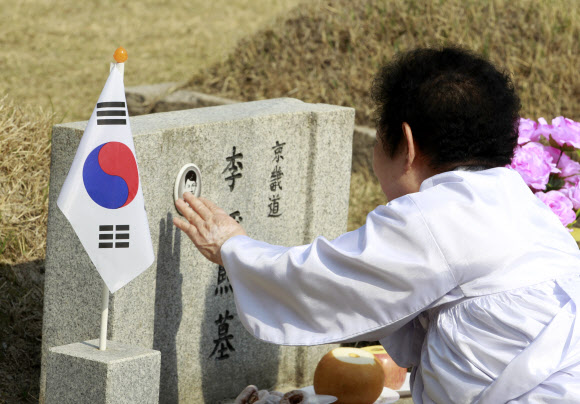 제52회를 맞은 4.19 혁명 기념일인 19일 오전 서울 강북구 수유동 국립 4.19 민주묘지에서 희생자의 유족들이 참배하고 있다. 연합뉴스