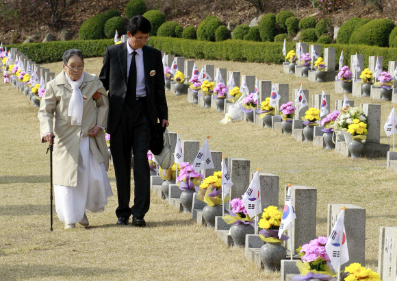 제52회를 맞은 4.19 혁명 기념일인 19일 오전 서울 강북구 수유동 국립 4.19 민주묘지에서 희생자의 유족들이 참배를 마치고 돌아가고 있다. 연합뉴스