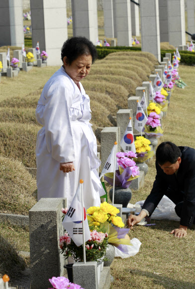 제52회를 맞은 4.19 혁명 기념일인 19일 오전 서울 강북구 수유동 국립 4.19 민주묘지에서 희생자의 유족들이 참배하고 있다. 연합뉴스