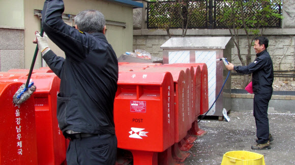 서울강남우체국 집배원들이 19일 오후 우체통 청소를 하고 있다. 이날 집배원들은 길거리 우체통이 파손될 경우에 대비하여 우체국에 보관 중인 우체통들을 꺼내 일제히 청소하고 거리에 설치된 우체통의 먼지도 깨끗이 닦았다. 연합뉴스