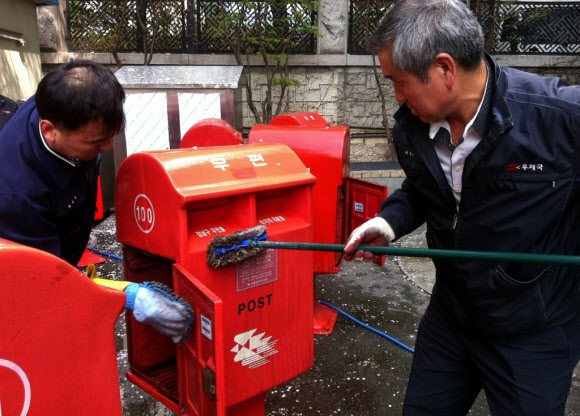 서울강남우체국 집배원들이 19일 오후 우체통 청소를 하고 있다. 이날 집배원들은 길거리 우체통이 파손될 경우에 대비하여 우체국에 보관 중인 우체통들을 꺼내 일제히 청소하고 거리에 설치된 우체통의 먼지도 깨끗이 닦았다. 연합뉴스