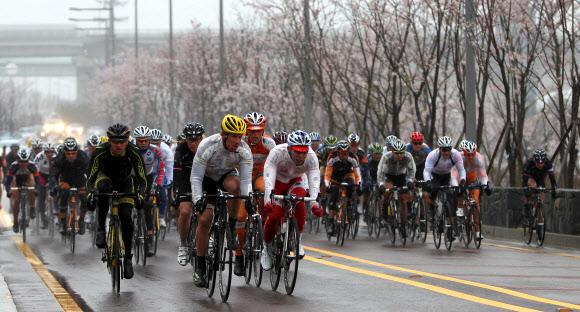 국제사이클연맹 공인 도로사이클 대회 ‘2012 뚜르 드 코리아(TDK, Tour de Korea)’가 22일 인천시 서구 경인아라뱃길 정서진 공원에서 막을 열었다.  연합뉴스