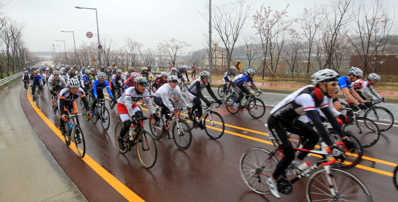 국제사이클연맹 공인 도로사이클 대회 ‘2012 뚜르 드 코리아(TDK, Tour de Korea)’가 22일 인천시 서구 경인아라뱃길 정서진 공원에서 막을 열었다.  연합뉴스